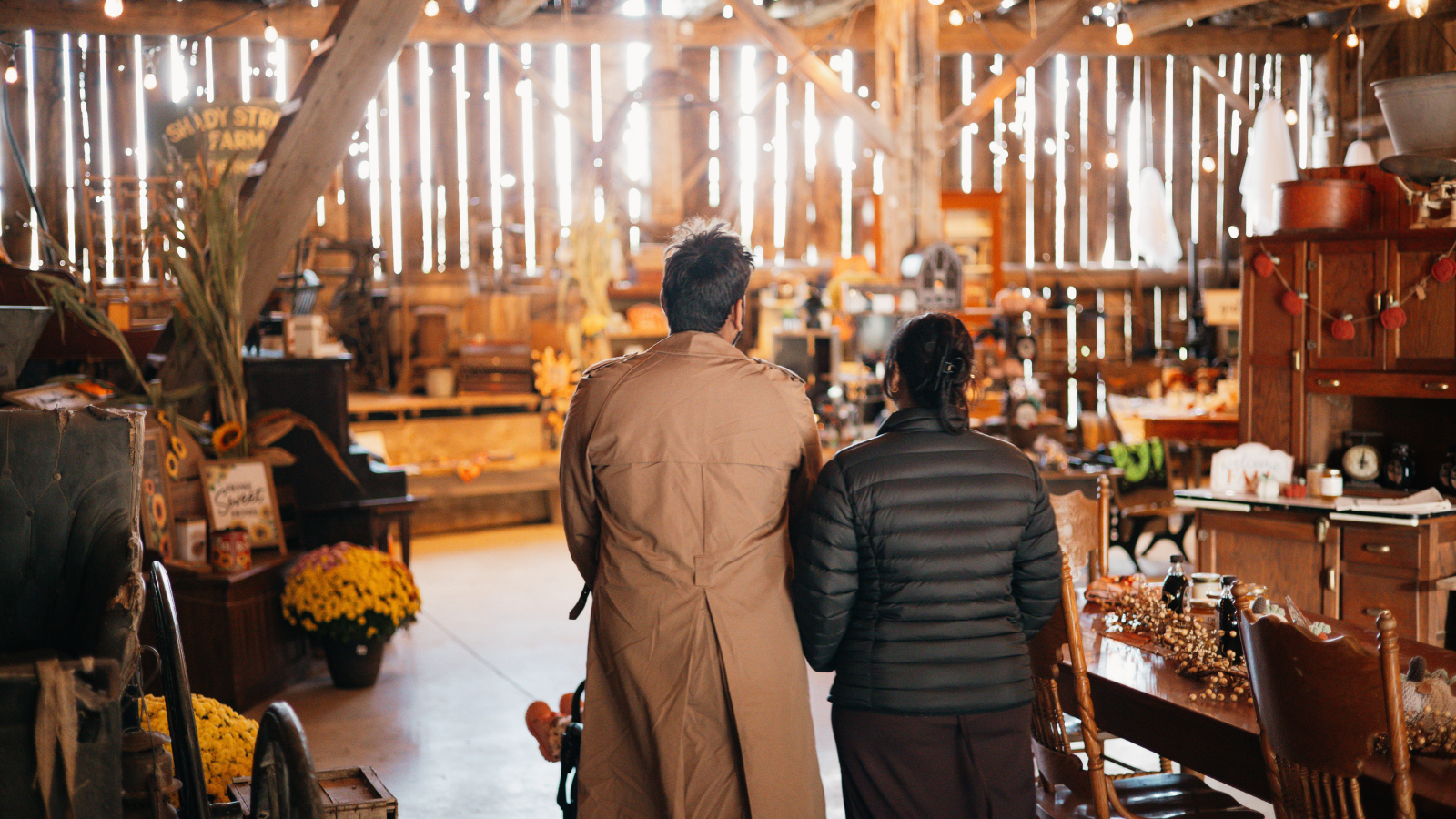 Couple walking through the farm market at Knox's Pumpkin Farm in Clarington, Ontario