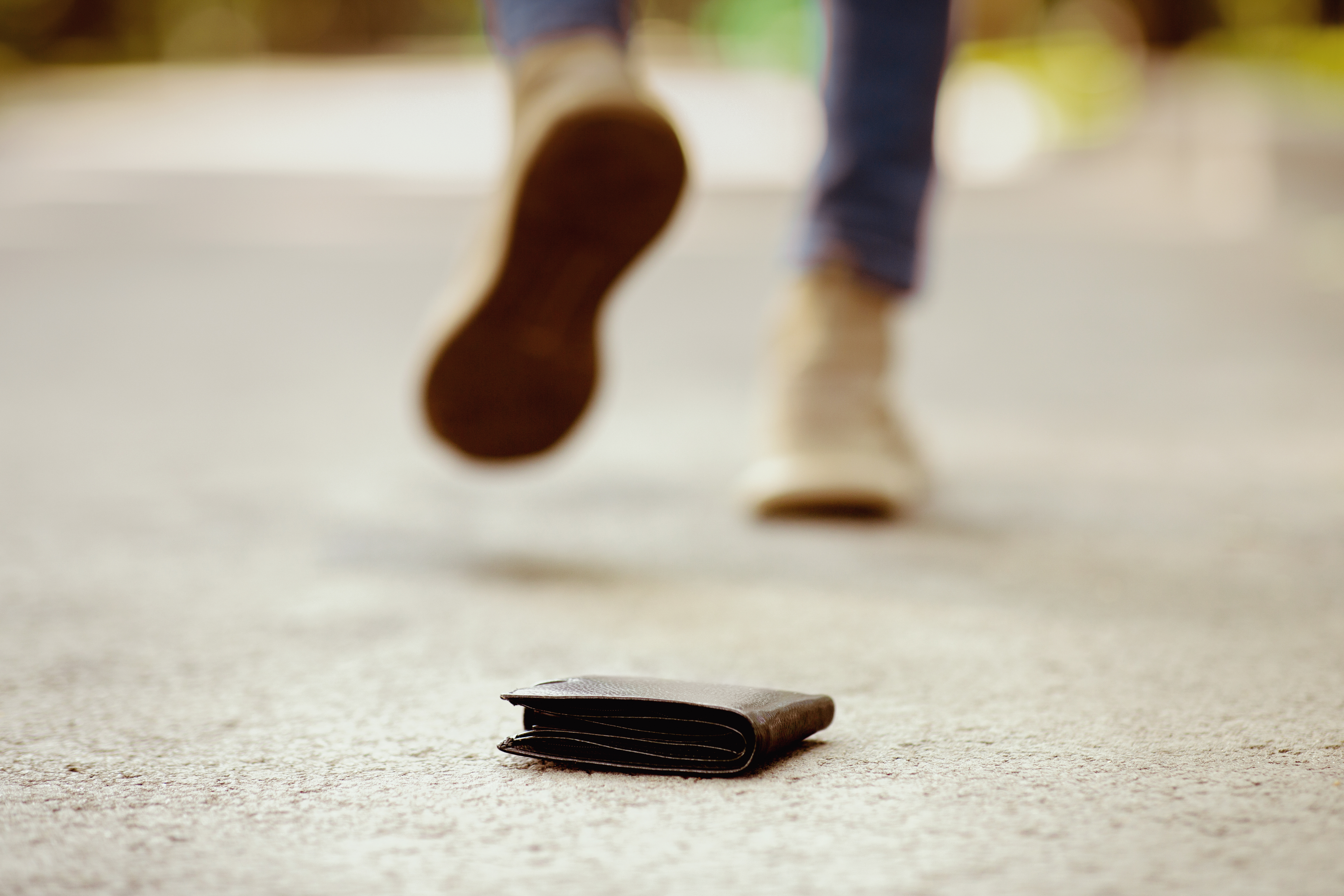 walking away from dropped wallet