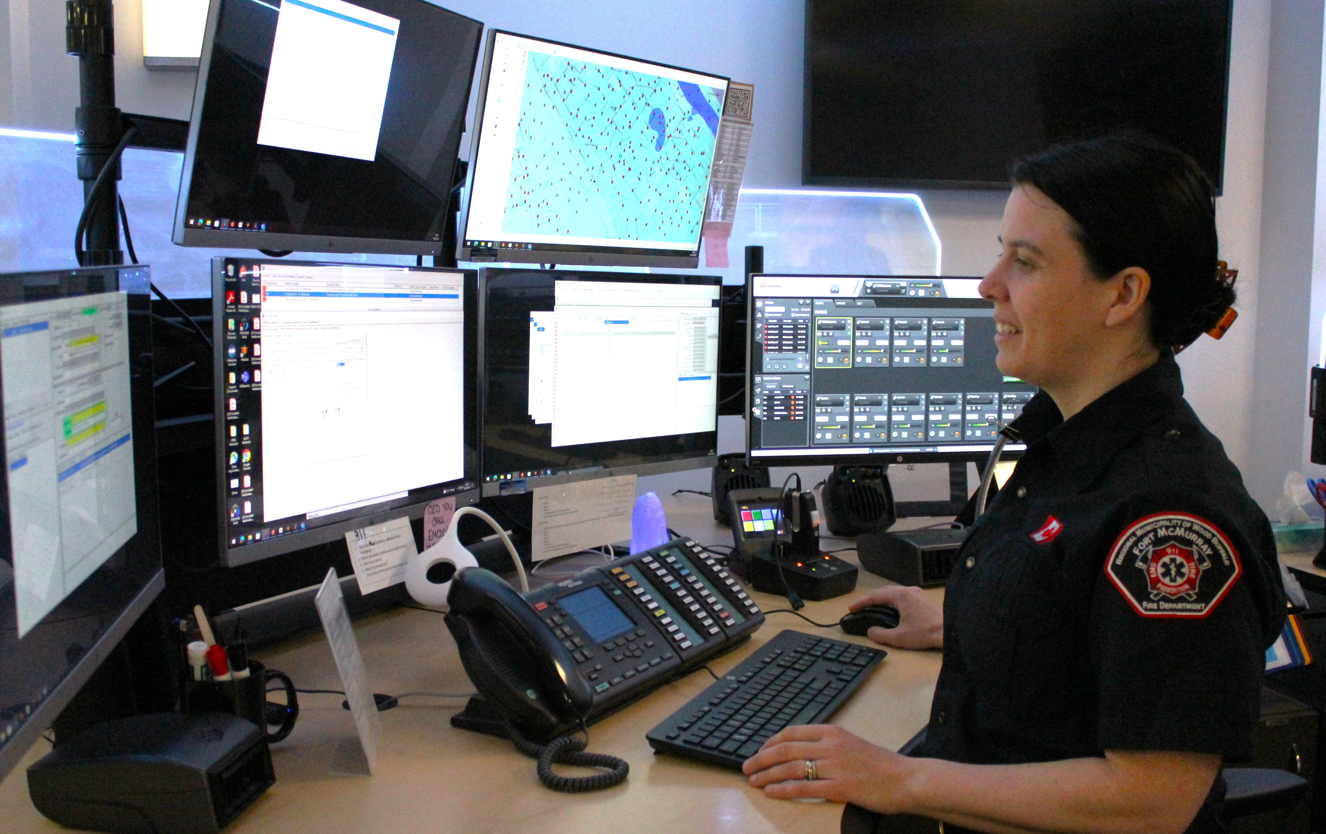 911 dispatcher at work