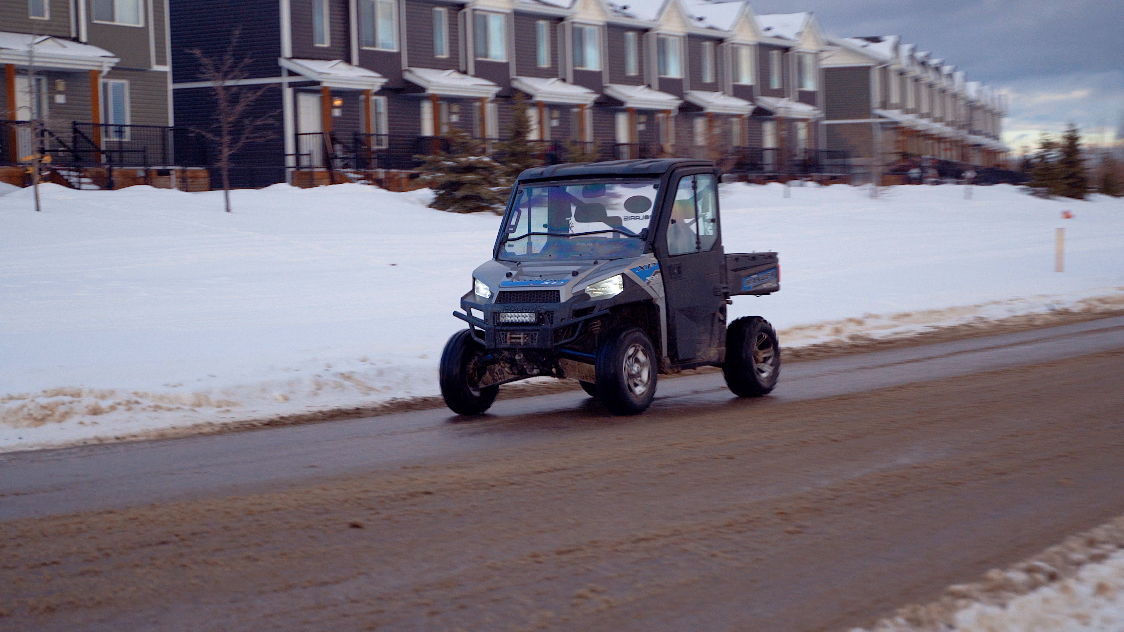 Picture of an OHV on a Abasand road.