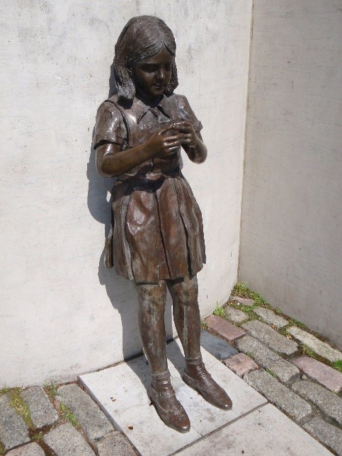 sculpture of a girl 