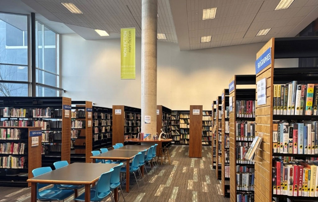 Welland Public LIbrary with rows of book shelves and work tables